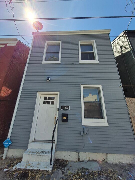 913 Charlotte St in Cincinnati, OH - Building Photo