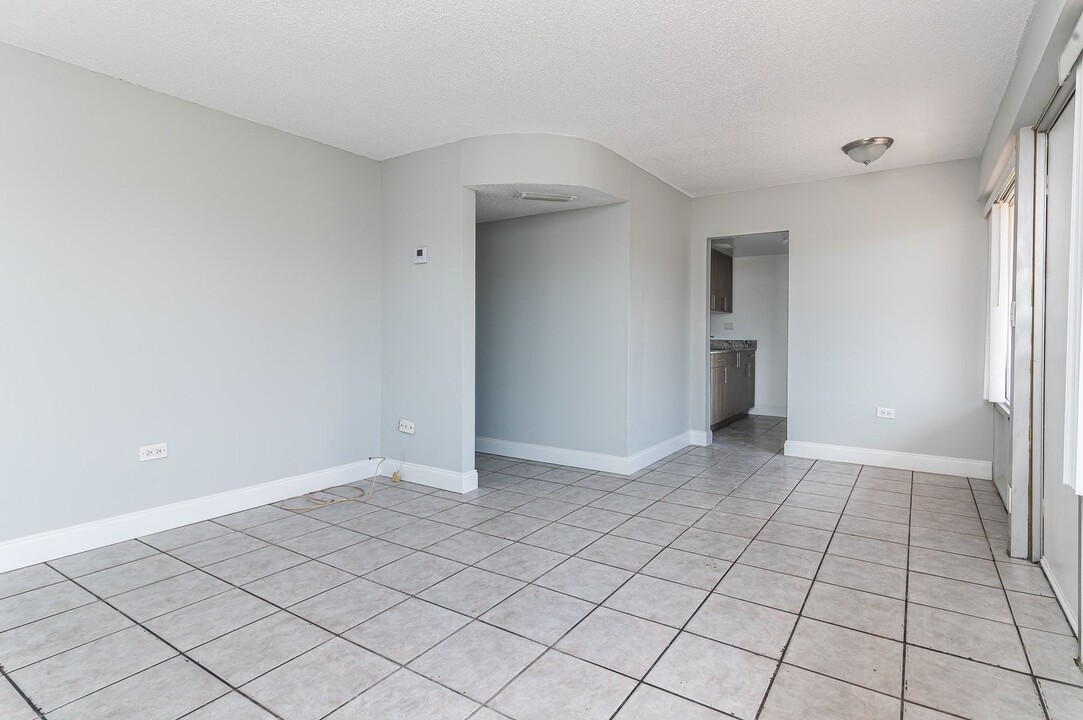 999 W. Prospect Road in Oakland Park, FL - Foto de edificio