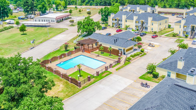 River Oaks Apartments in Shreveport, LA - Foto de edificio - Building Photo