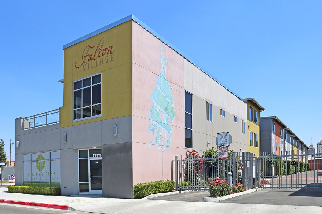 Fulton Village in Fresno, CA - Foto de edificio