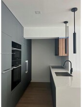 200 Sunrise Dr in Key Biscayne, FL - Foto de edificio - Building Photo
