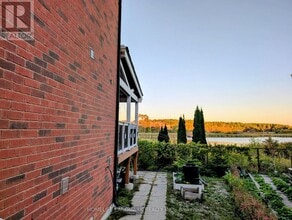 75 Pointon St in Aurora, ON - Building Photo - Building Photo