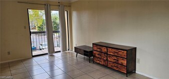 2865 Winkler Ave in Ft. Myers, FL - Building Photo