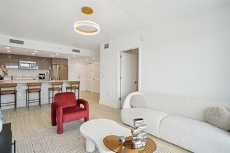 13800 Highland Dr in North Miami Beach, FL - Building Photo - Building Photo