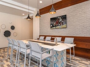 568 Dr Martin Luther King Jr St S, Unit 307 in St. Petersburg, FL - Foto de edificio - Building Photo