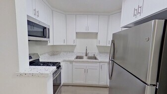 437-443 W Valencia Dr in Fullerton, CA - Building Photo