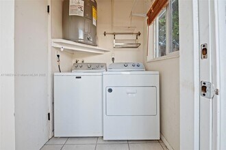 2433 NW 9th Terrace in Wilton Manors, FL - Foto de edificio - Building Photo