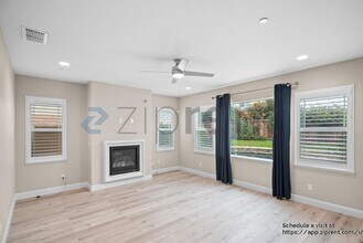 1726 Hummingbird Way in Tracy, CA - Foto de edificio - Building Photo