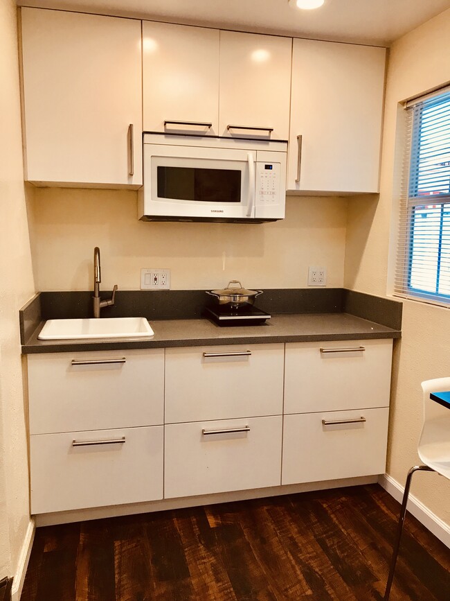 2308 Oakwood Dr, Unit Studio in East Palo Alto, CA - Building Photo - Building Photo