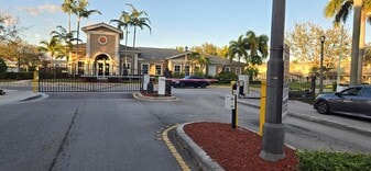 5818 Hampton Hills Blvd in Tamarac, FL - Building Photo