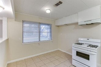 2406 Pomona Dr in Pasadena, TX - Building Photo - Building Photo