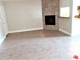 11230 Camarillo St in Los Angeles, CA - Building Photo