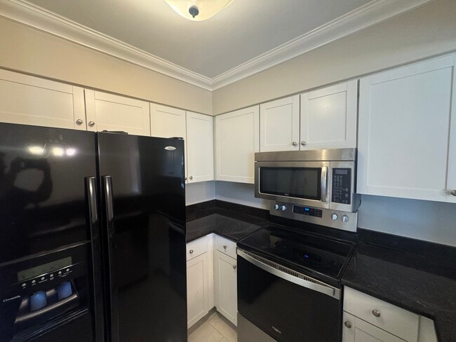 1025 Foxfire Ln, Unit #201 in Naples, FL - Building Photo - Building Photo