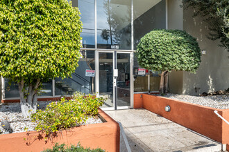 Hacienda Apartments in Los Angeles, CA - Foto de edificio - Building Photo