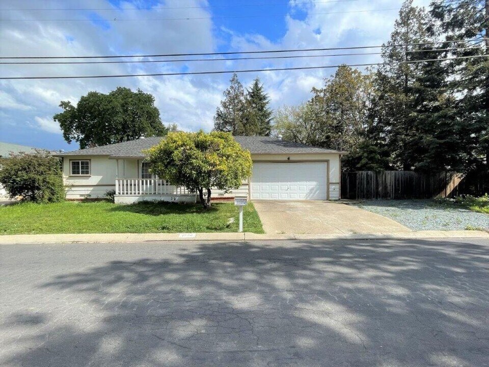 1524 Manchester Dr in Concord, CA - Building Photo