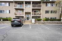 Riverview Terrace in Cranston, RI - Foto de edificio - Building Photo