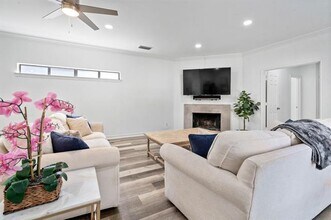 38 1 Main Pl in Benbrook, TX - Foto de edificio - Building Photo
