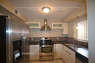 6816 SW 12th St in Pembroke Pines, FL - Foto de edificio - Building Photo