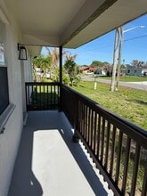 699 NW Riverside Dr in Port St. Lucie, FL - Foto de edificio - Building Photo