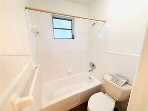 19121 NE 25th Ave-Unit -3 in Miami, FL - Building Photo - Building Photo