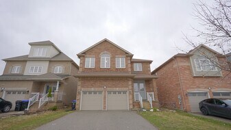 2068 Gibson St in Innisfil, ON - Building Photo