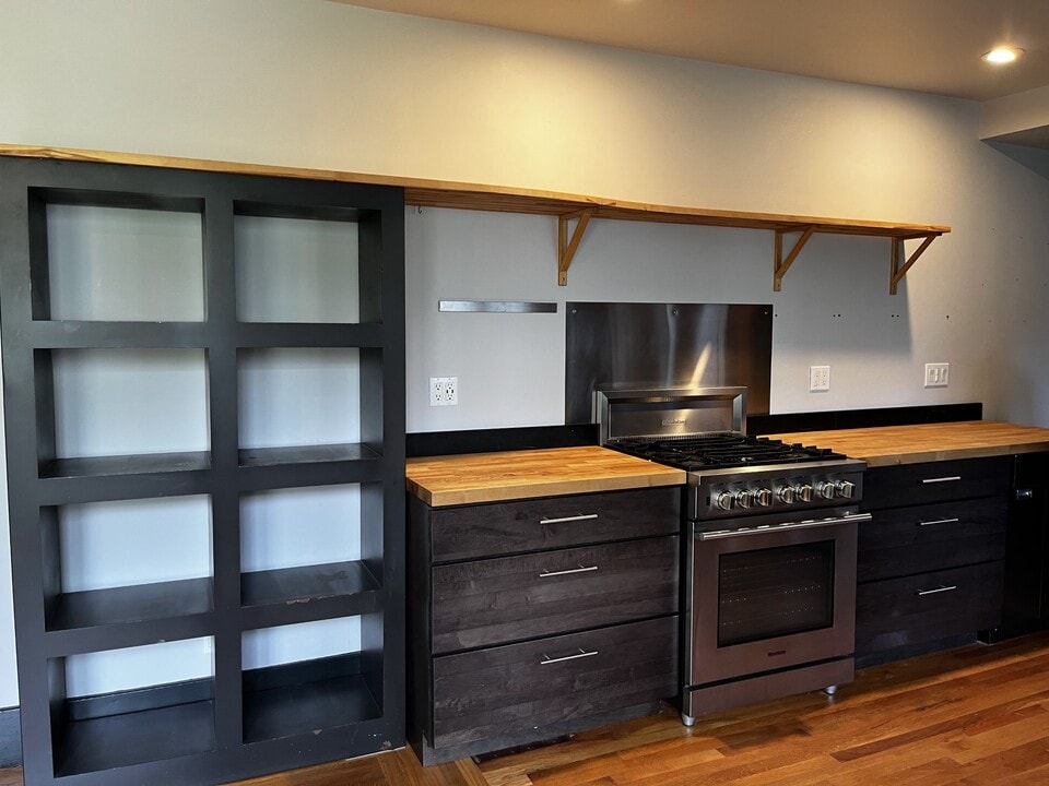 12 Bank St in Troy, NY - Building Photo