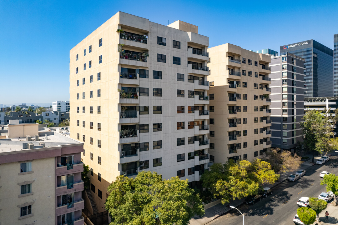 Richmore Gardens Twin Towers in Los Angeles, CA - Building Photo