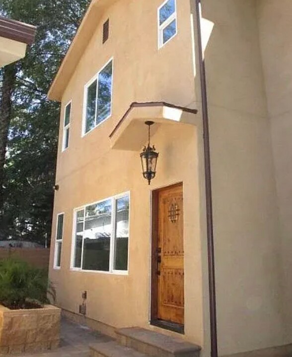 6848 Encino Ave in Encino, CA - Building Photo