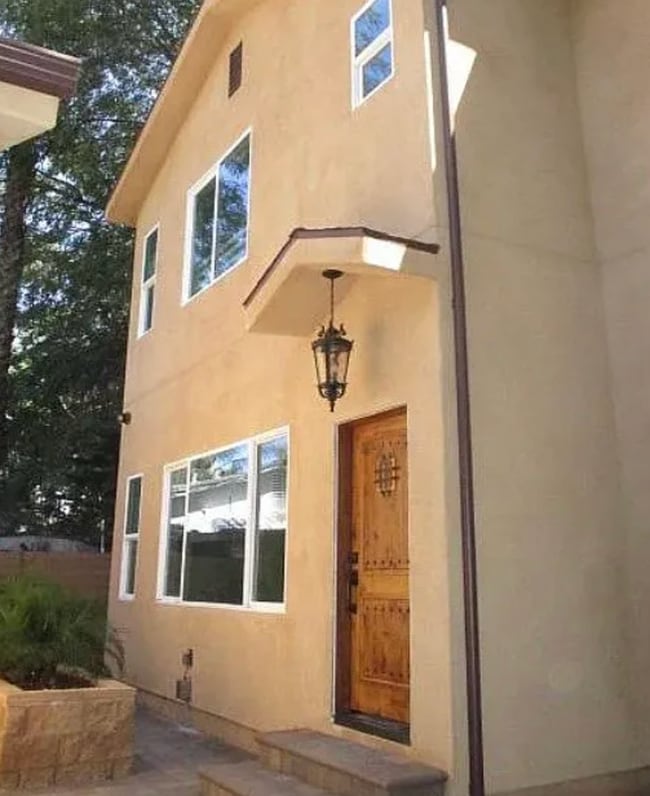 6848 Encino Ave