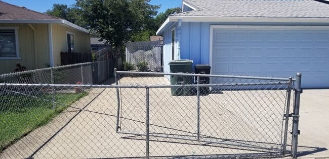 260 W J St in Oakdale, CA - Building Photo - Building Photo