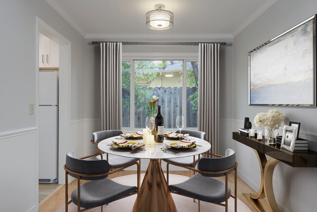 704 Hudson St in Redwood City, CA - Foto de edificio - Building Photo