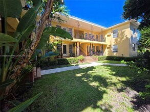 8024 Harding Ave in Miami Beach, FL - Foto de edificio - Building Photo