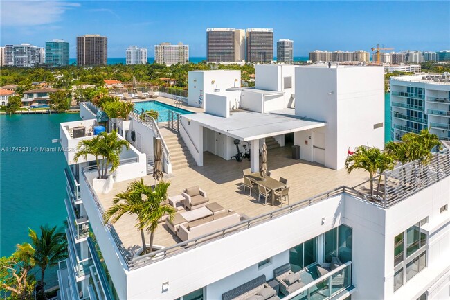 9901 E Bay Harbor Dr in Bay Harbor Islands, FL - Foto de edificio - Building Photo