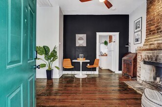 305 W Waldburg Ln in Savannah, GA - Building Photo - Building Photo