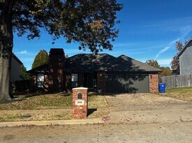308 W Raleigh Pl in Broken Arrow, OK - Building Photo