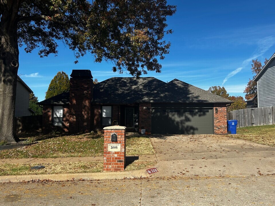 308 W Raleigh Pl in Broken Arrow, OK - Building Photo