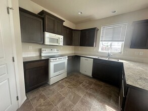 2396 NW Sunny Ln in Albany, OR - Building Photo - Building Photo