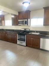 148 N West St in Tulare, CA - Building Photo - Building Photo