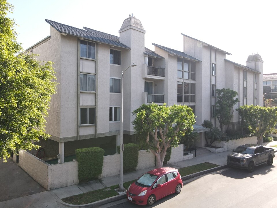 8740 Tuscany Ave in Playa Del Rey, CA - Foto de edificio
