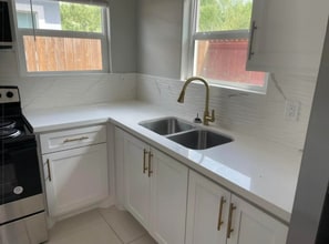 201 W Rutherford Ave in Edinburg, TX - Foto de edificio - Building Photo