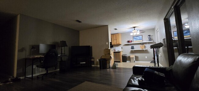 28 Neal St in Longview, TX - Foto de edificio - Building Photo