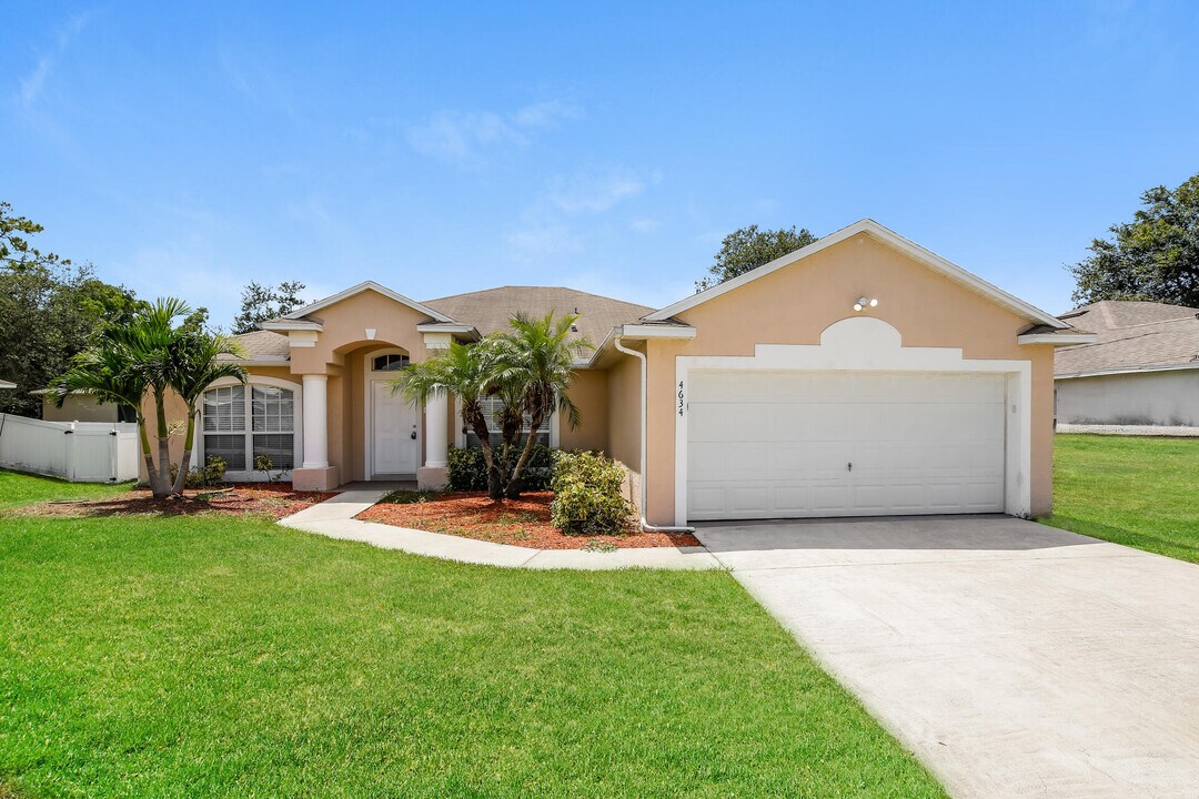 4634 SW Tacoma St in Port St. Lucie, FL - Building Photo