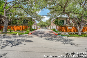 1045 Shook Ave in San Antonio, TX - Building Photo