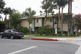 Donna East in Reseda, CA - Building Photo - Building Photo