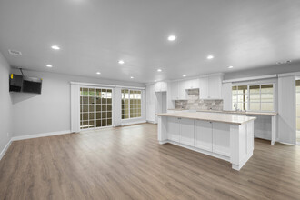 16132 Chatsworth St in Granada Hills, CA - Building Photo - Building Photo