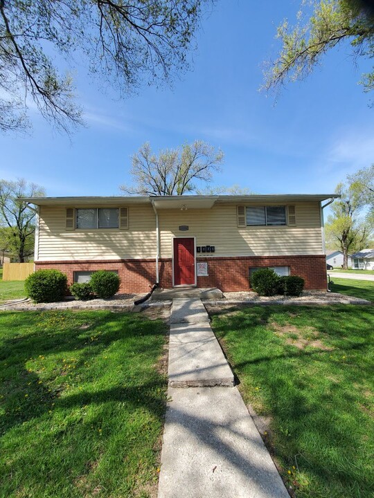 15204 Bellaire Ave in Grandview, MO - Building Photo