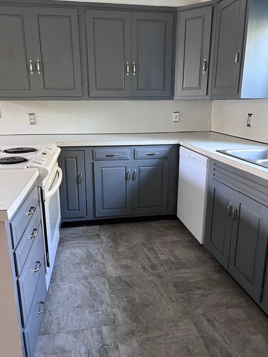 15 Lamb St, Unit 1 in South Hadley, MA - Building Photo