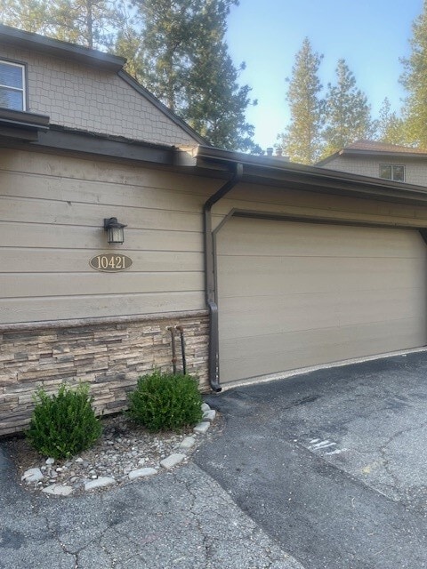 10421 N Lakeview Dr in Hayden, ID - Foto de edificio - Building Photo