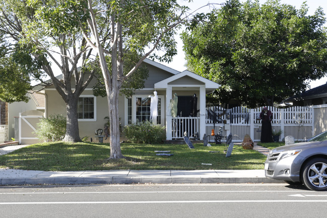 355 Broadway in Costa Mesa, CA - Building Photo - Building Photo