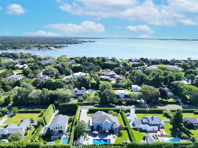 43 Shore Rd in Remsenburg, NY - Foto de edificio - Building Photo